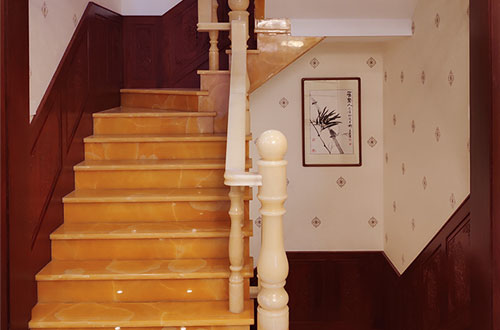 贵阳中式别墅室内汉白玉石楼梯的定制安装装饰效果