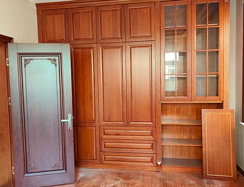 贵阳中式家庭装修里定制的实木衣柜效果图